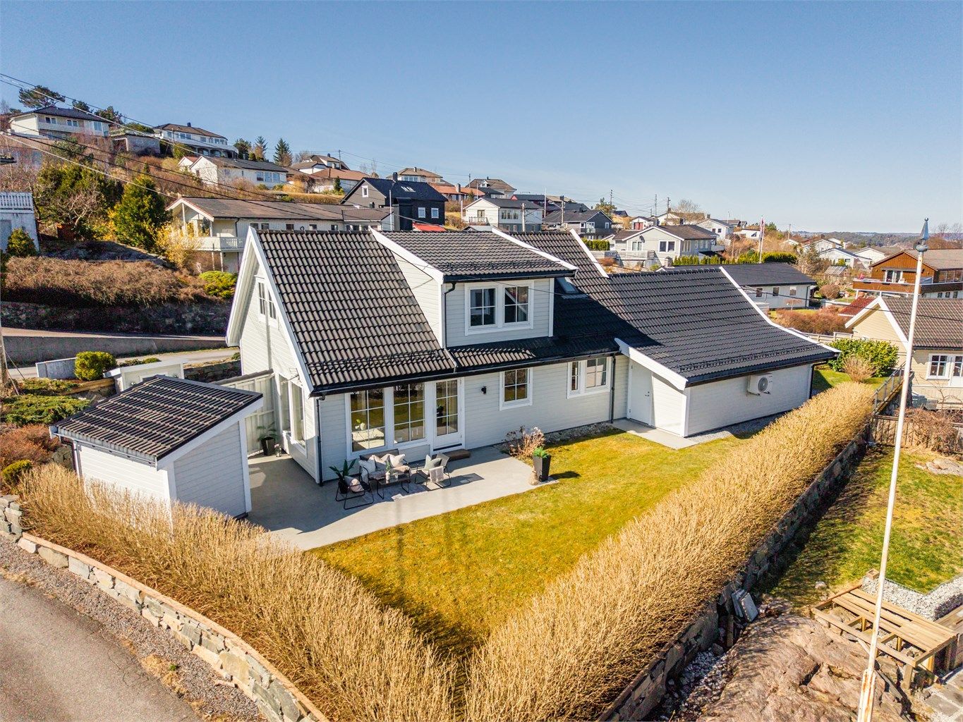 Velkommen til Torvmarkene 4! En innholdsrik enebolig med dobbelgarasje, beliggende på en pent opparbeidet tomt med gode sol- og utsiktsforhold.
