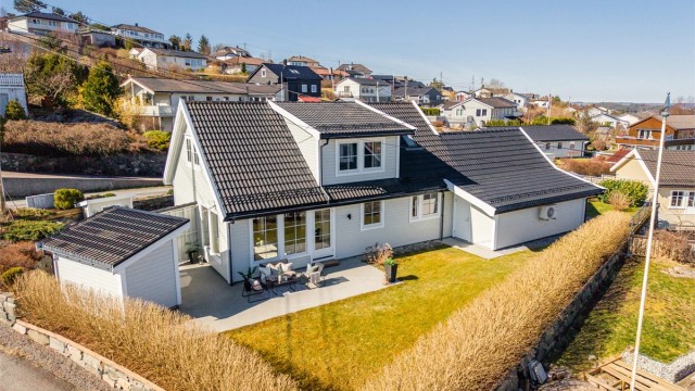 Velkommen til Torvmarkene 4! En innholdsrik enebolig med dobbelgarasje, beliggende på en pent opparbeidet tomt med gode sol- og utsiktsforhold.