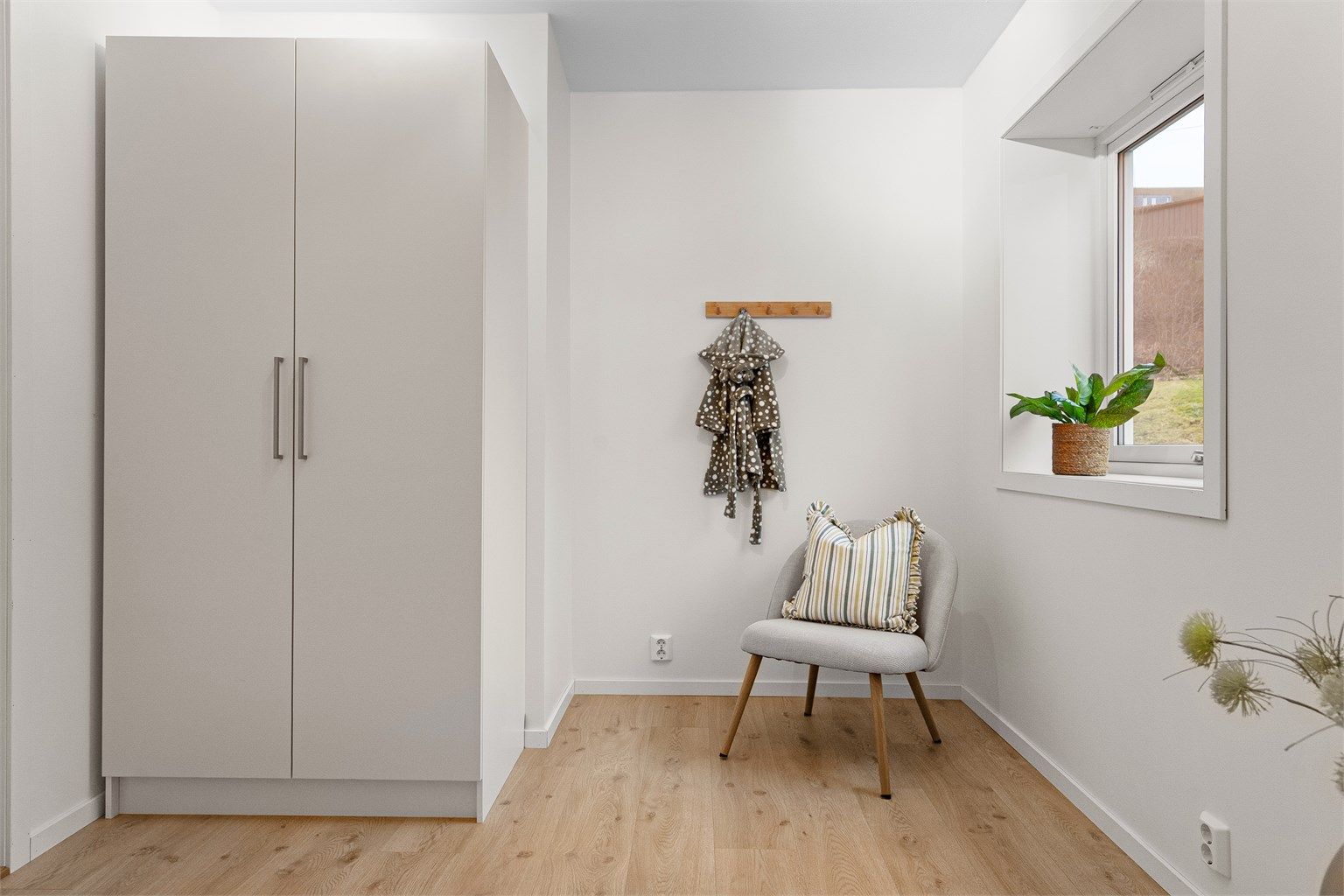 - Også innredet med et romslig garderobeskap -