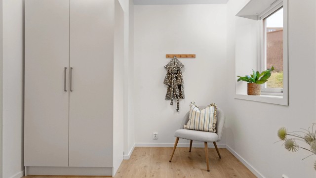 - Også innredet med et romslig garderobeskap -