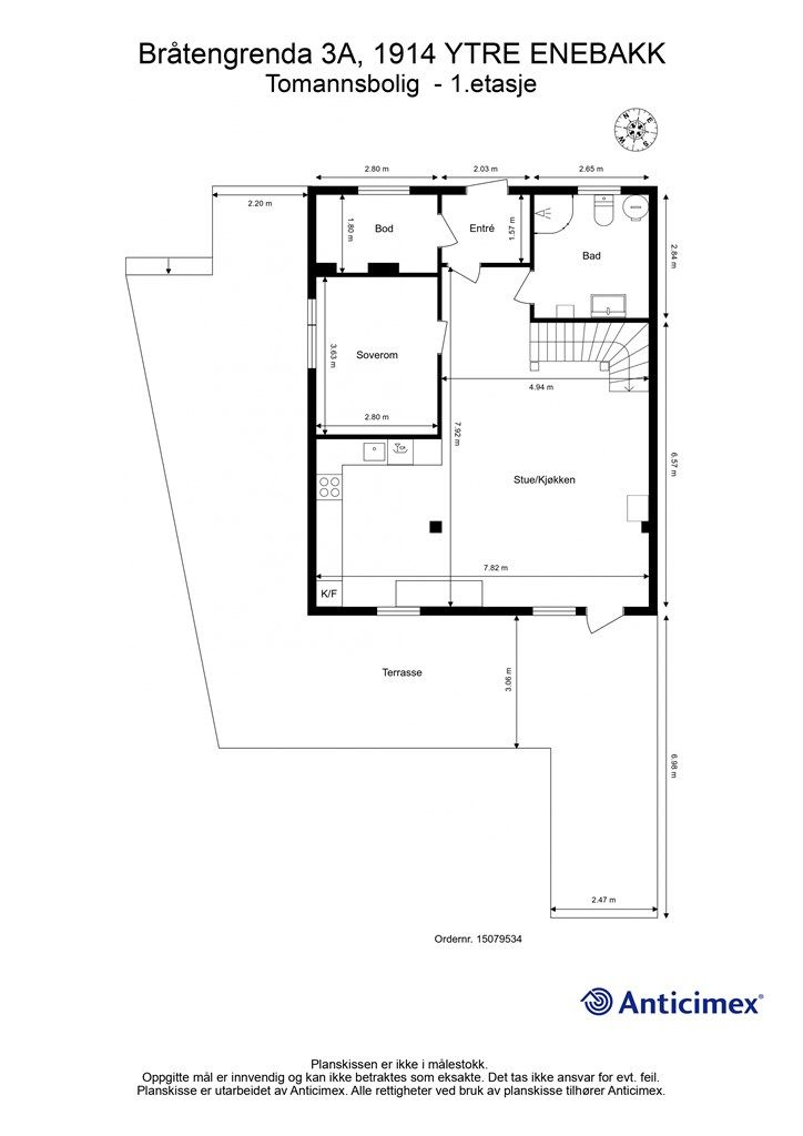 1. etasje har en sosial og åpen planløsning på 75 m² som inkluderer stue, kjøkken, bad, ett soverom og bod. Fra stuen er det direkte utgang til markterrassen.