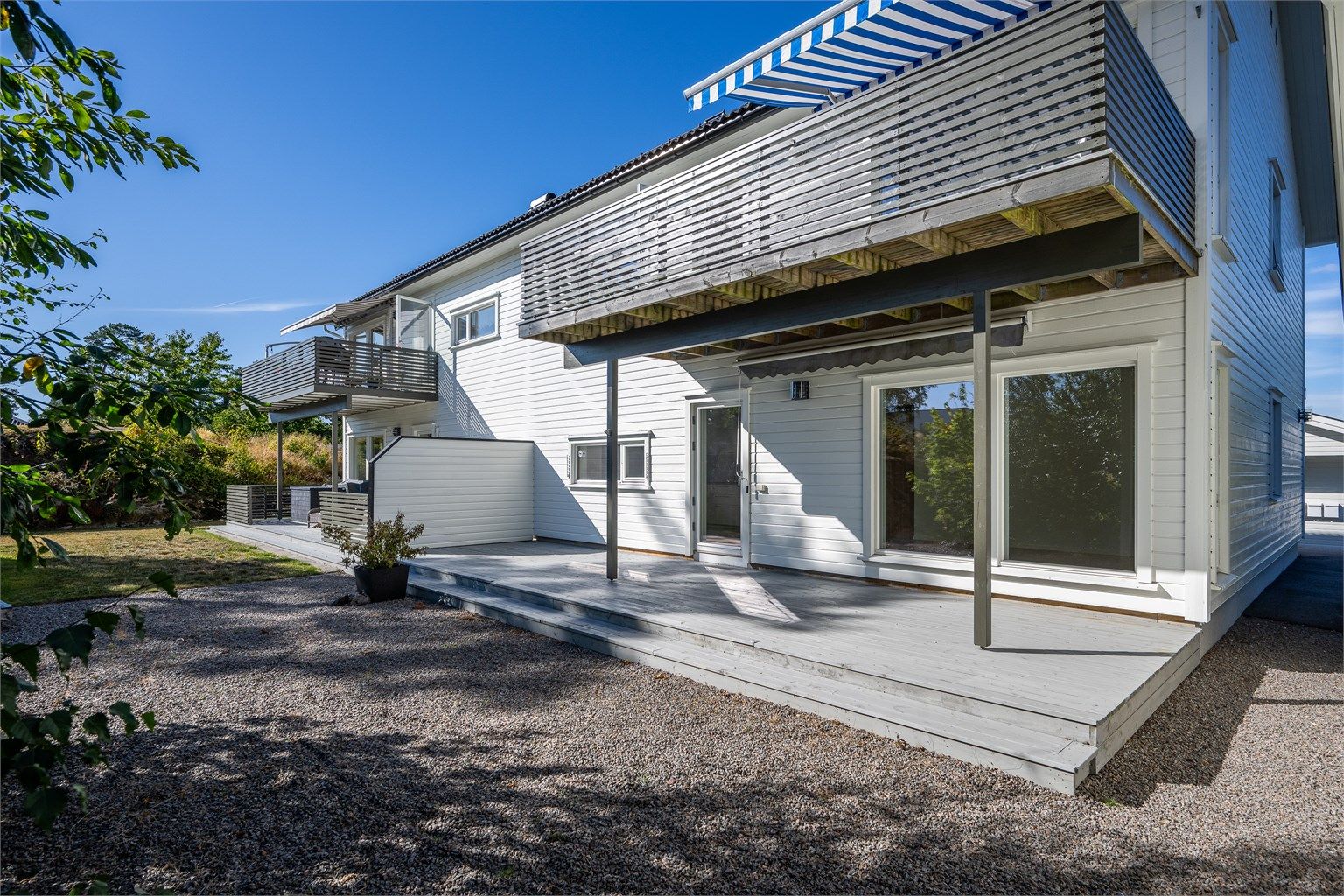 Fin selveierleilighet på bakkeplan i Tjøme sentrum! 2 soverom, solrik terrasse og garasjeplass. 