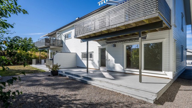 Fin selveierleilighet på bakkeplan i Tjøme sentrum! 2 soverom, solrik terrasse og garasjeplass.