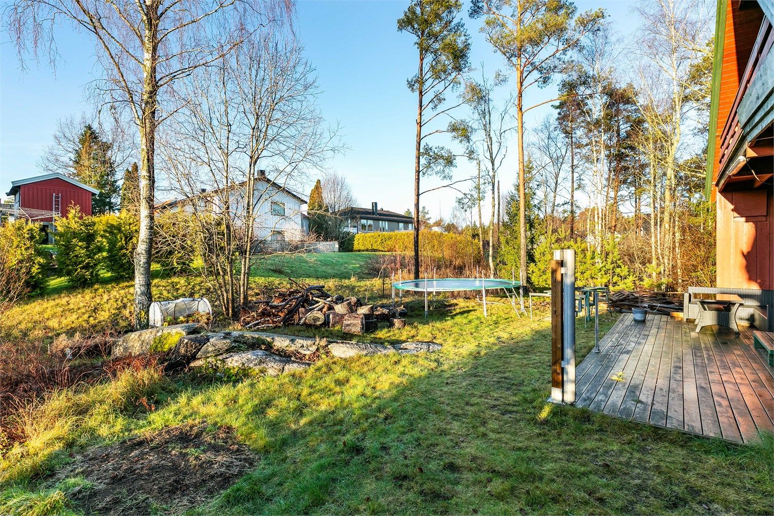 Tomten er på 739 kvm., dels opparbeidet og dels naturtomt. Mot nord grenser eiendommen til grøntareal med skog.