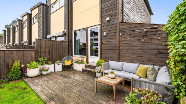 Velkommen til Glassperleveien 45 - et pent enderekkehus med praktisk planløsning og en skjermet solrik uteplass.