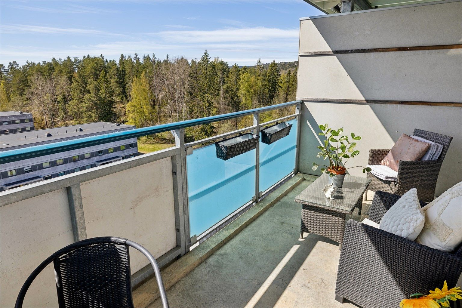 Balkongen er romslig nok for en sittegruppe, perfekt for å nyte frisk luft i private omgivelser.