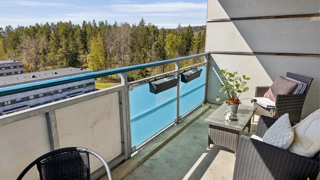 Balkongen er romslig nok for en sittegruppe, perfekt for å nyte frisk luft i private omgivelser.