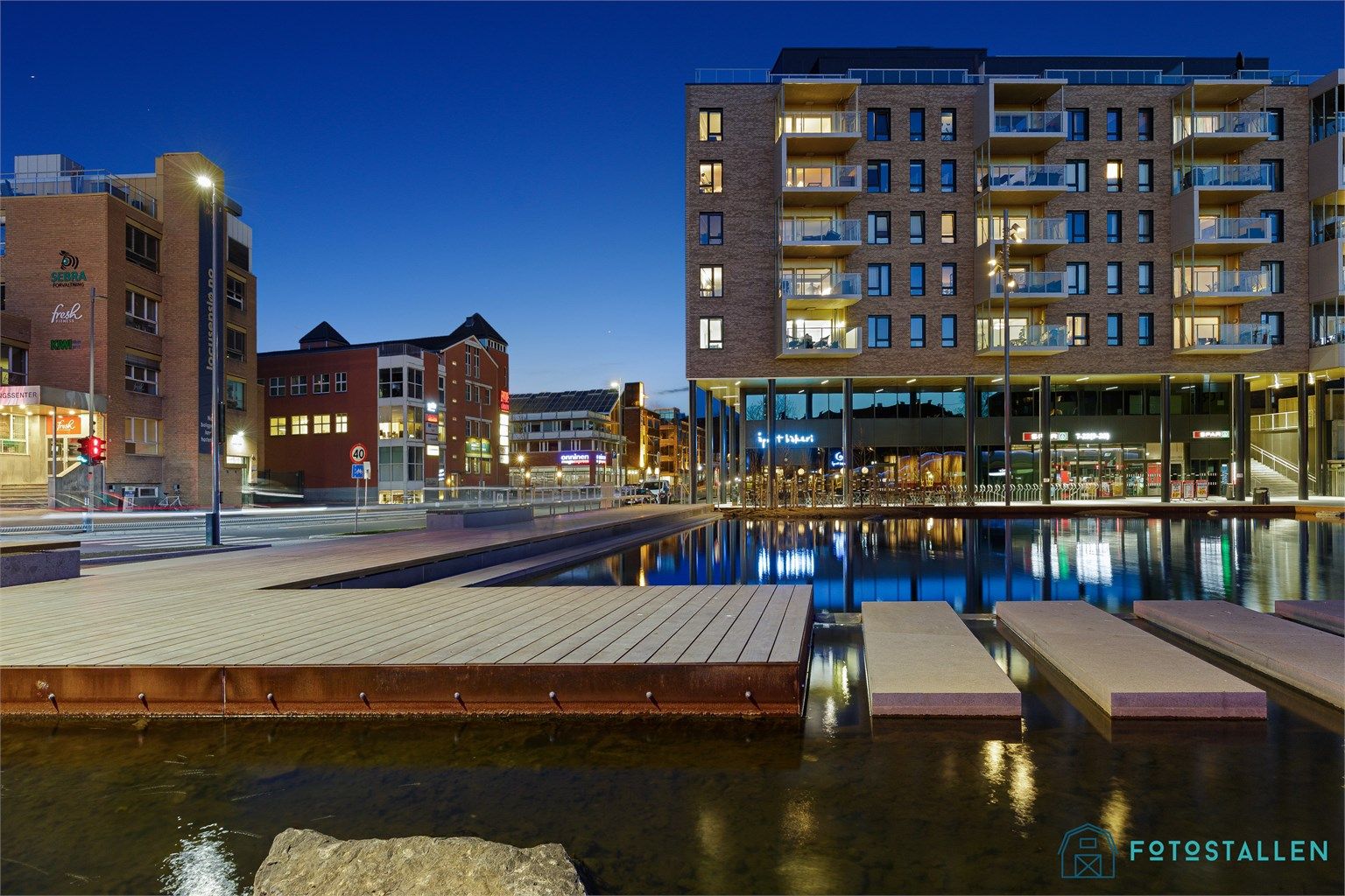 Ensjø torg som byr på flere servicetilbud ligger et par minutter unna leiligheten. Nærhet til Ensjø T-banestasjon (linje 1-4). På Ensjø finner du også busstopp hvor blant annet 21, 28, 60, 37 og flybussen går forbi.