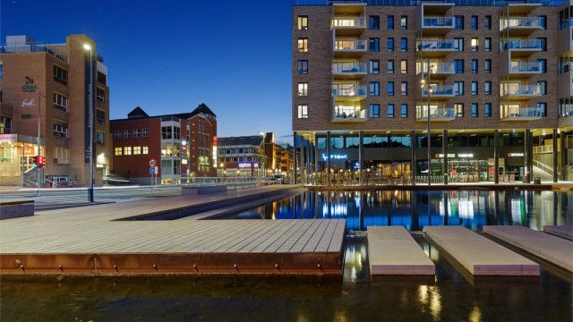 Ensjø torg som byr på flere servicetilbud ligger et par minutter unna leiligheten. Nærhet til Ensjø T-banestasjon (linje 1-4). På Ensjø finner du også busstopp hvor blant annet 21, 28, 60, 37 og flybussen går forbi.