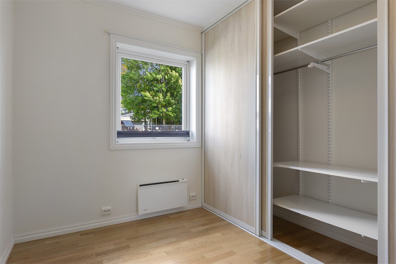 Soverommet er utstyrt med en praktisk skyvedørsgarderobe.