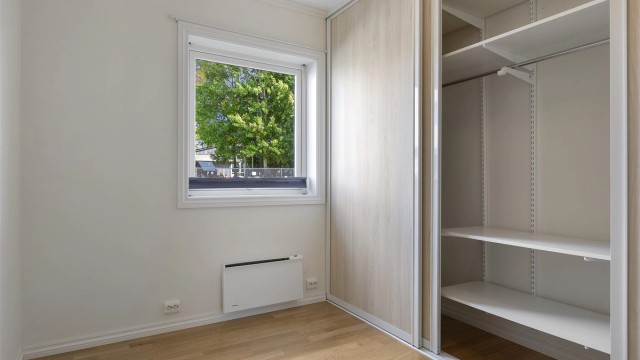 Soverommet er utstyrt med en praktisk skyvedørsgarderobe.