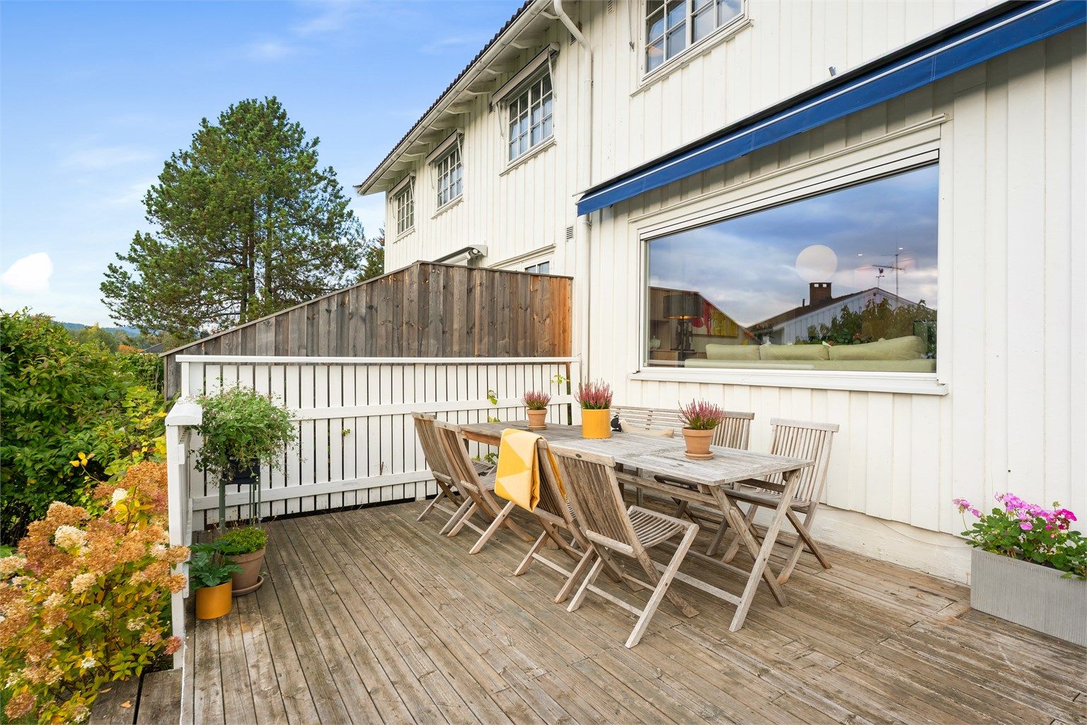 Stor og skjermet terrasse på ca. 37 kvm med flott utsyn og særdeles gode solforhold frem til sen kveld
