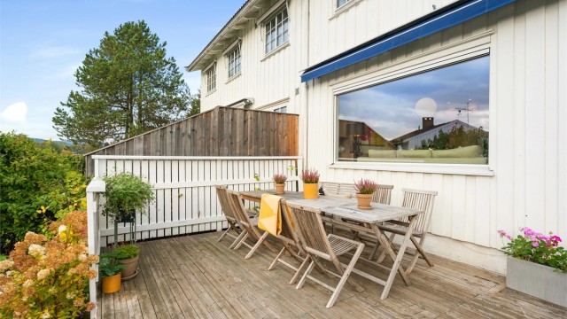 Stor og skjermet terrasse på ca. 37 kvm med flott utsyn og særdeles gode solforhold frem til sen kveld