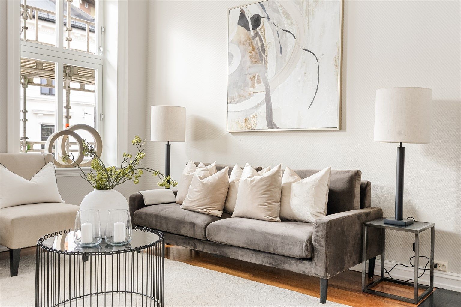 Flotte, klassiske detaljer som stukkatur og store vinduer med dype vinduskarmer som slipper inn rikelig med naturlig lys.