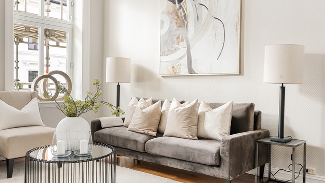 Flotte, klassiske detaljer som stukkatur og store vinduer med dype vinduskarmer som slipper inn rikelig med naturlig lys.