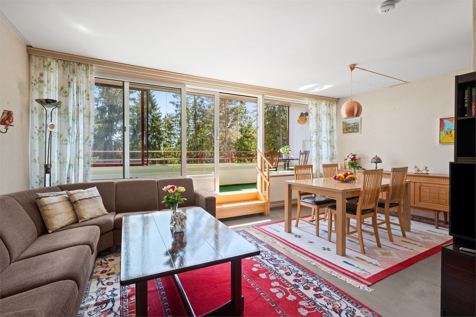 Stuen er romslig og kan enkelt innredes etter eget ønske og personlig stil.