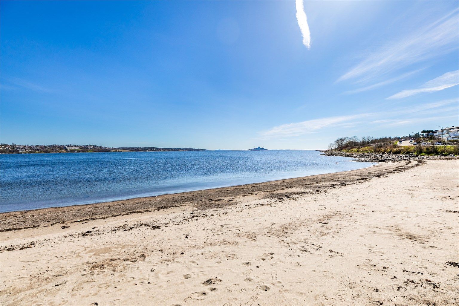 Bademuligheter er det flust av - blant annet rett over gaten fra husrekken og på flotte sandstrender nærmere byen.