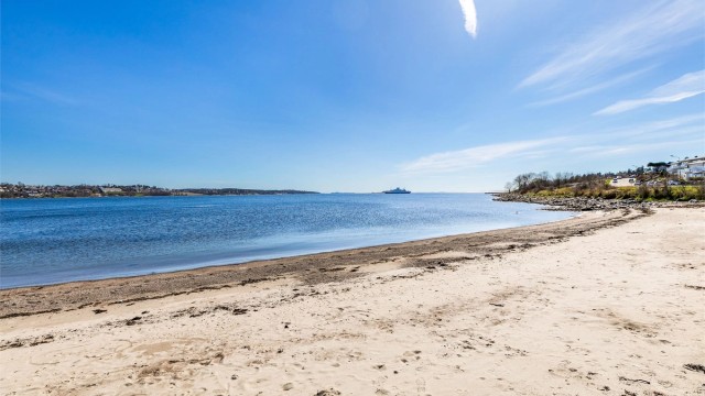 Bademuligheter er det flust av - blant annet rett over gaten fra husrekken og på flotte sandstrender nærmere byen.