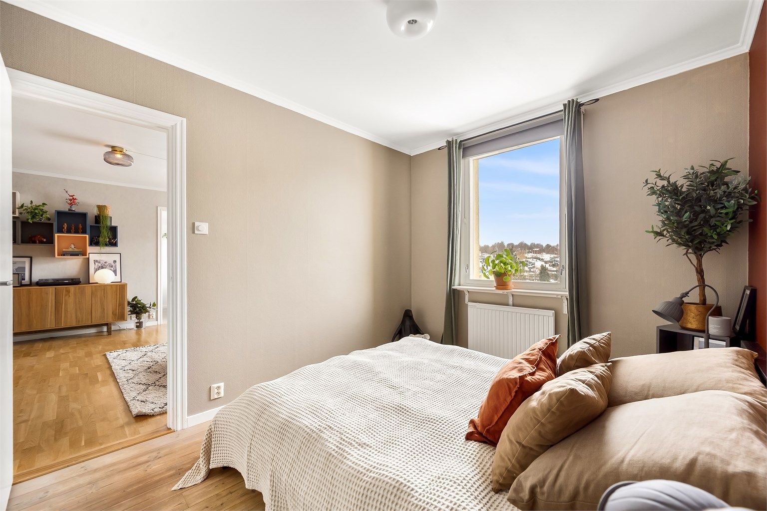 Rommets vindu vender mot nord.