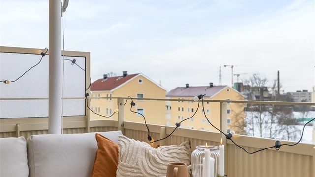 Balkongen er foran deler av stuen og byr på ettermiddag- og kveldssol
