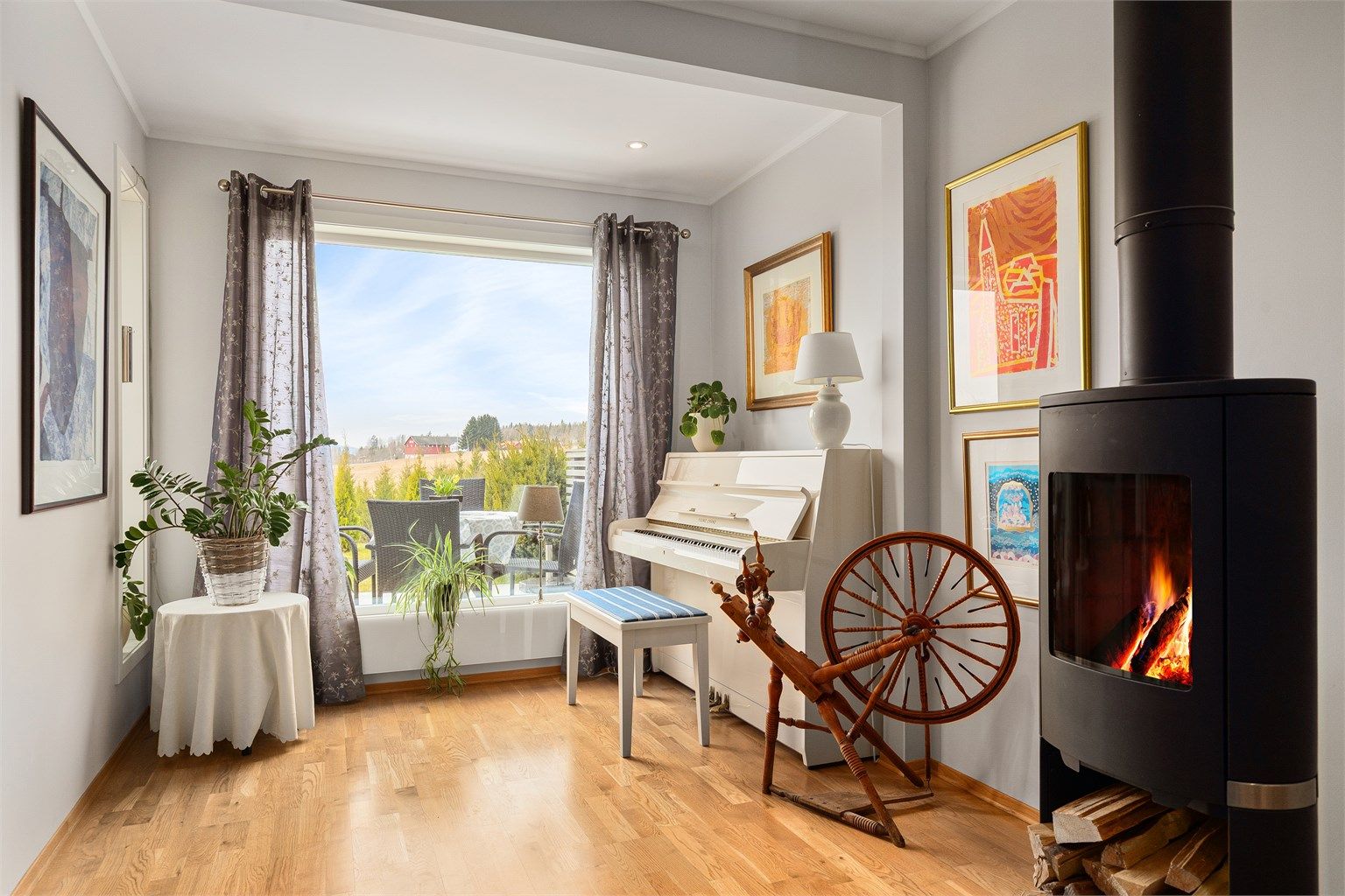 Ekstra del av stuen - Kan benyttes som spisestue eller for et piano som selger har  - Peisovn er godt å ha på kalde vinterdager 