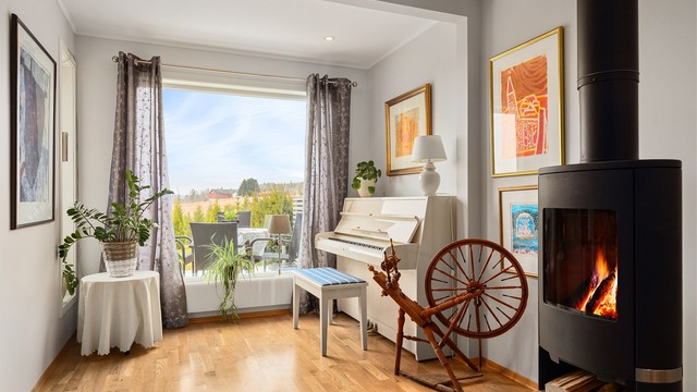 Ekstra del av stuen - Kan benyttes som spisestue eller for et piano som selger har - Peisovn er godt å ha på kalde vinterdager