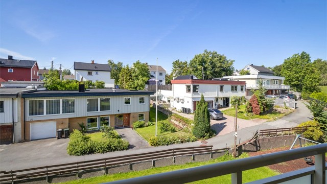 Fra balkongen har man utsikt mot grønne og rolige omgivelser uten gjennomgangstrafikk