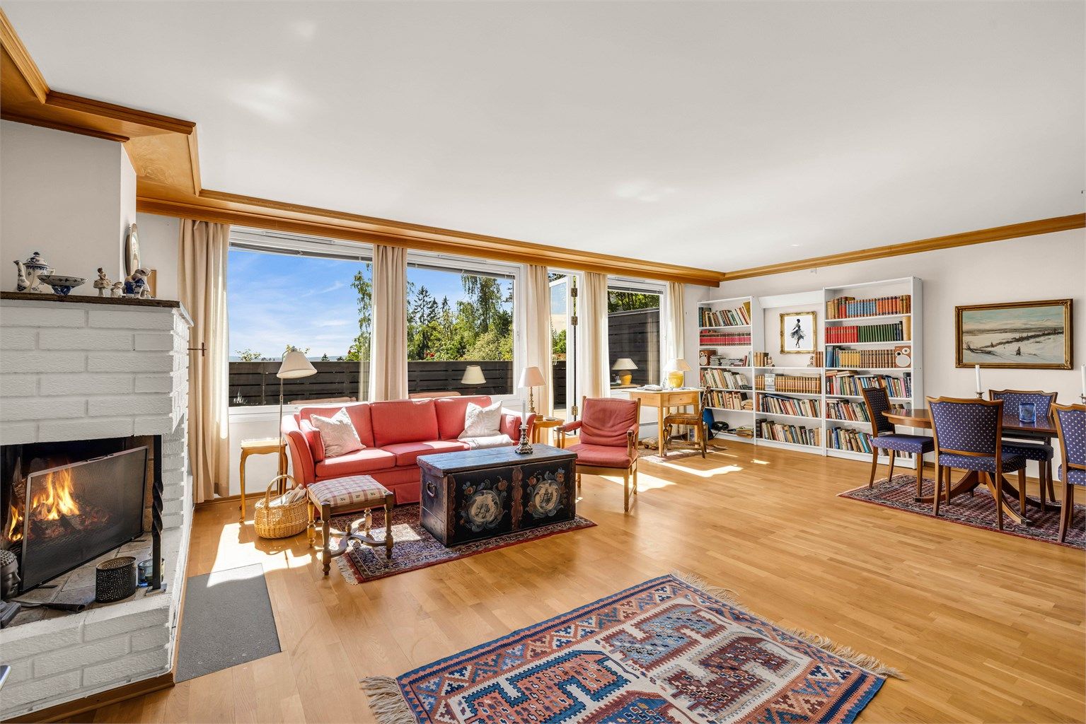 En lys og innholdsrik toppleilighet med trappefri adkomst. Boligen går over to plan og har en fantastisk terrasse med flott utsikt og gode solforhold.  Foto: Isnitt.