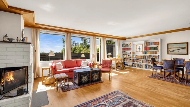 En lys og innholdsrik toppleilighet med trappefri adkomst. Boligen går over to plan og har en fantastisk terrasse med flott utsikt og gode solforhold. Foto: Isnitt.