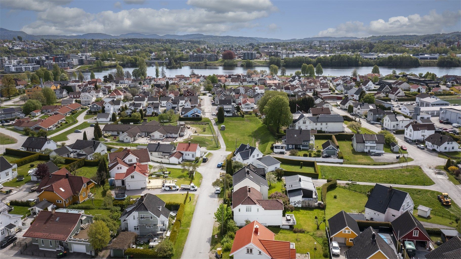 Eiendommen har en attraktiv beliggenhet på Søndre Falkum – et rolig og veletablert boligområde med kort vei til Skien sentrum.
