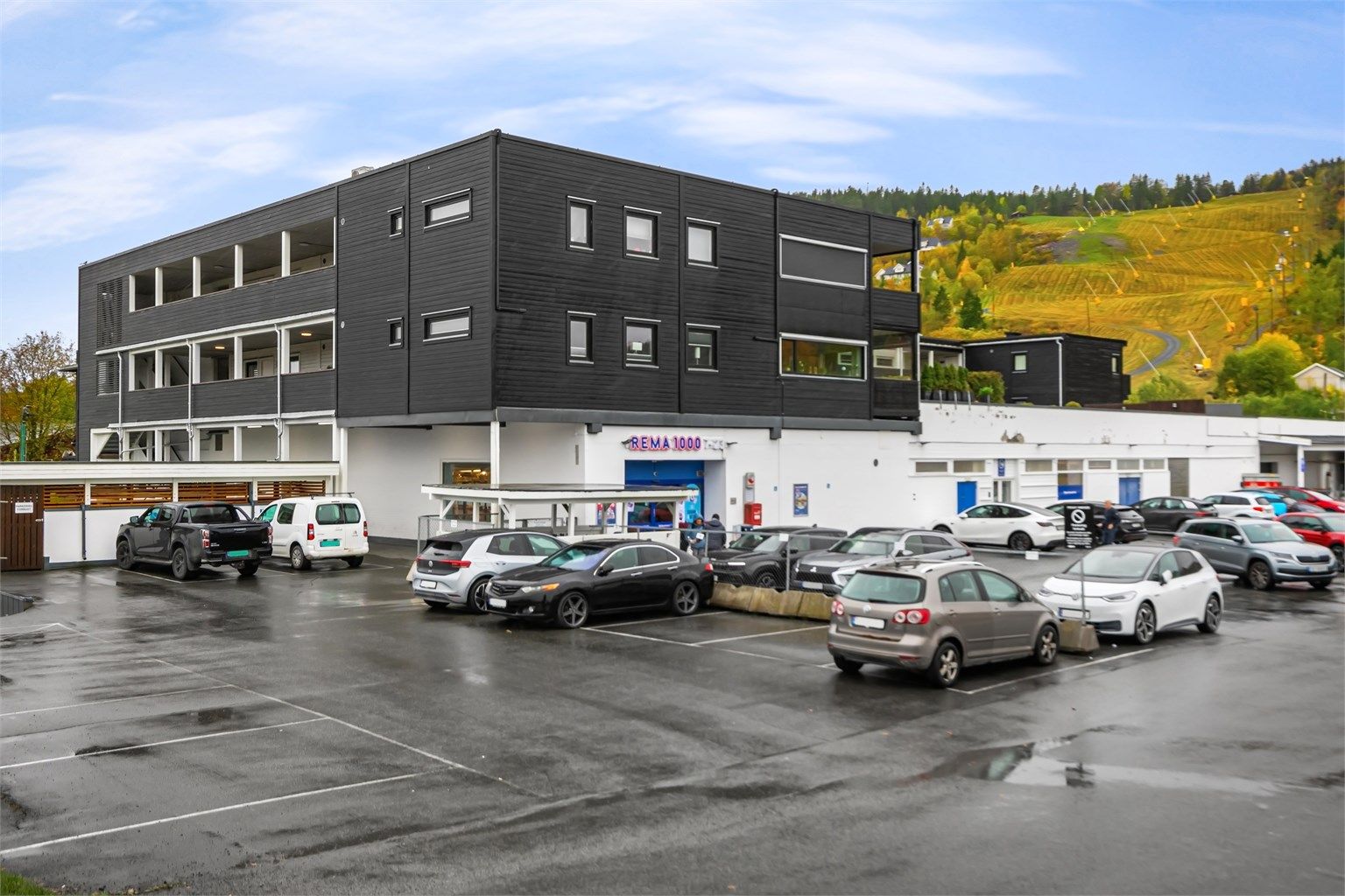 Umiddelbar nærhet til dagligvarebutikk og kort vei til skiløypene i Krydsbybakken.