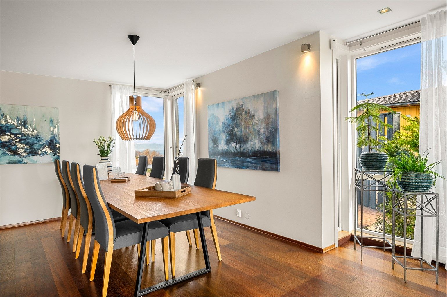 Her har man god plass til å samle familie og venner til hyggelige sammenkomster. 