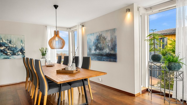 Her har man god plass til å samle familie og venner til hyggelige sammenkomster.