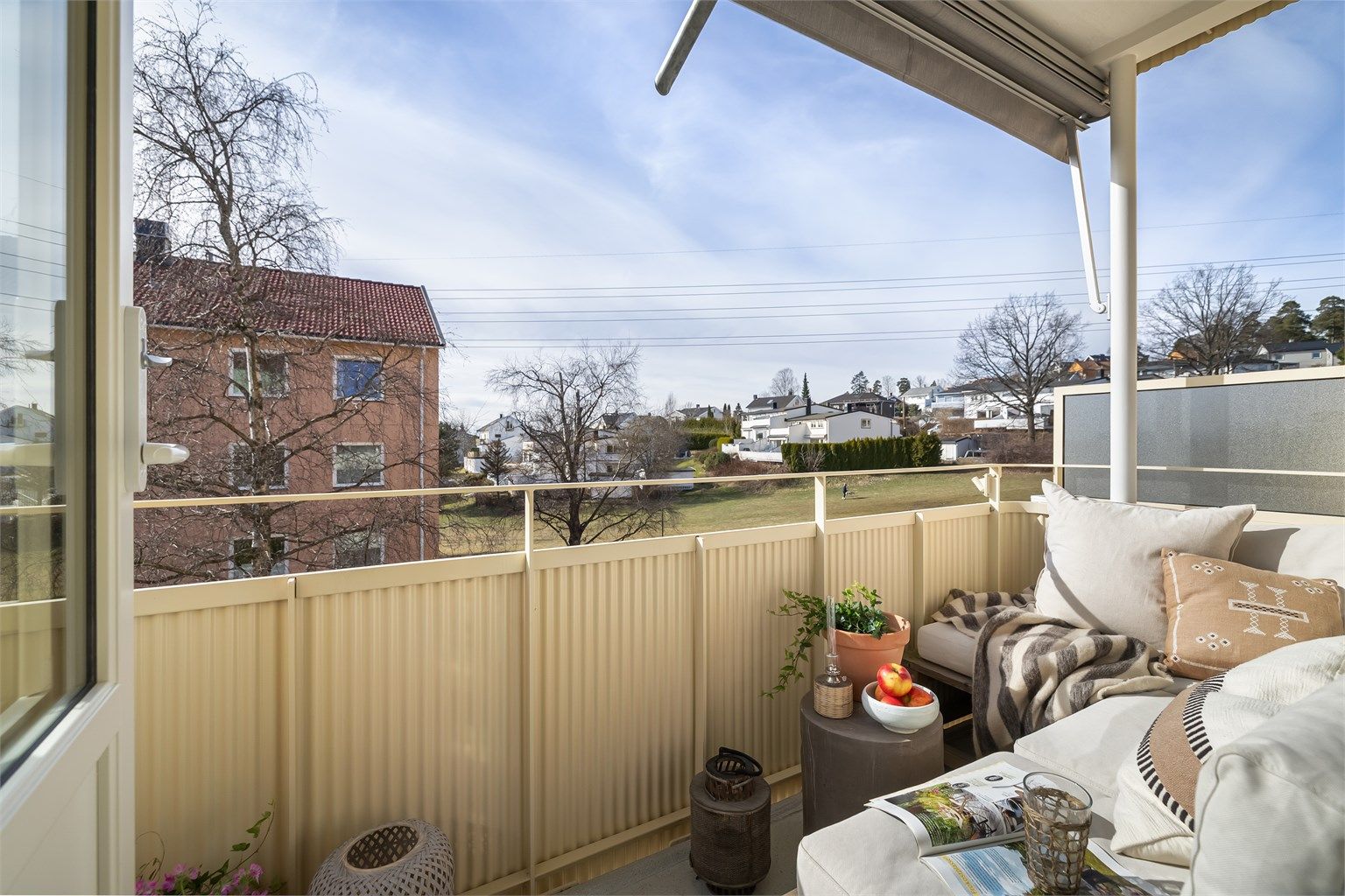 Fra stuen er det videre adkomst til en romslig balkong på 5 kvm