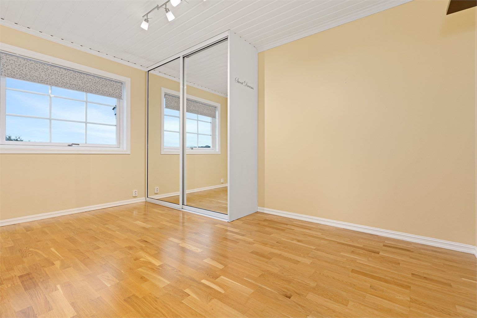 Soverom 2 er også av god størrelse, med et romslaig garderobeskap med speildører som følger med