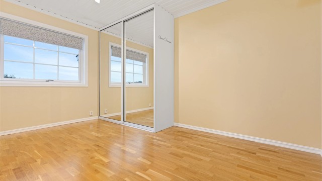 Soverom 2 er også av god størrelse, med et romslaig garderobeskap med speildører som følger med