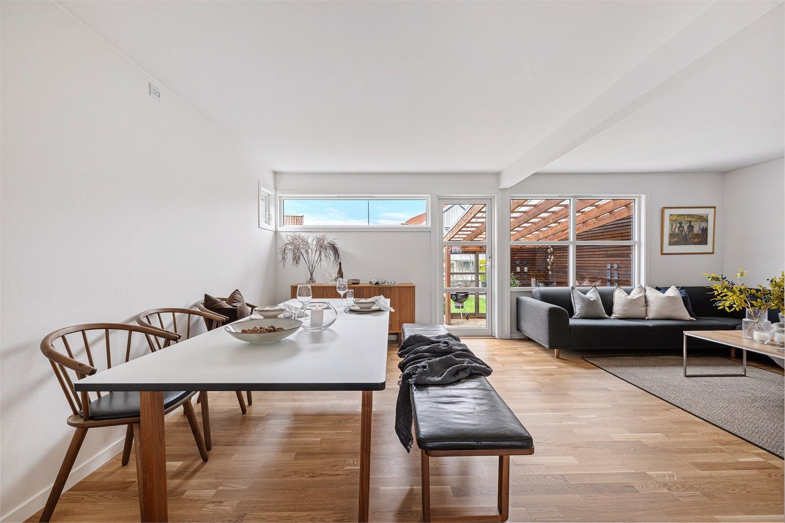 
Stuen kan enkelt møbleres med både salong og spisebord.