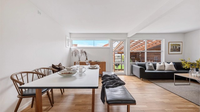 Stuen kan enkelt møbleres med både salong og spisebord.