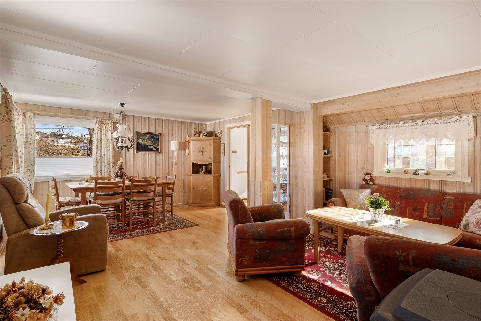 Stue med spiseplass og sofagruppe.