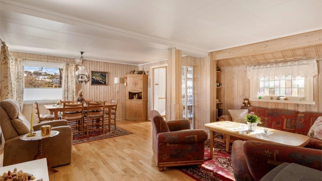 Stue med spiseplass og sofagruppe.