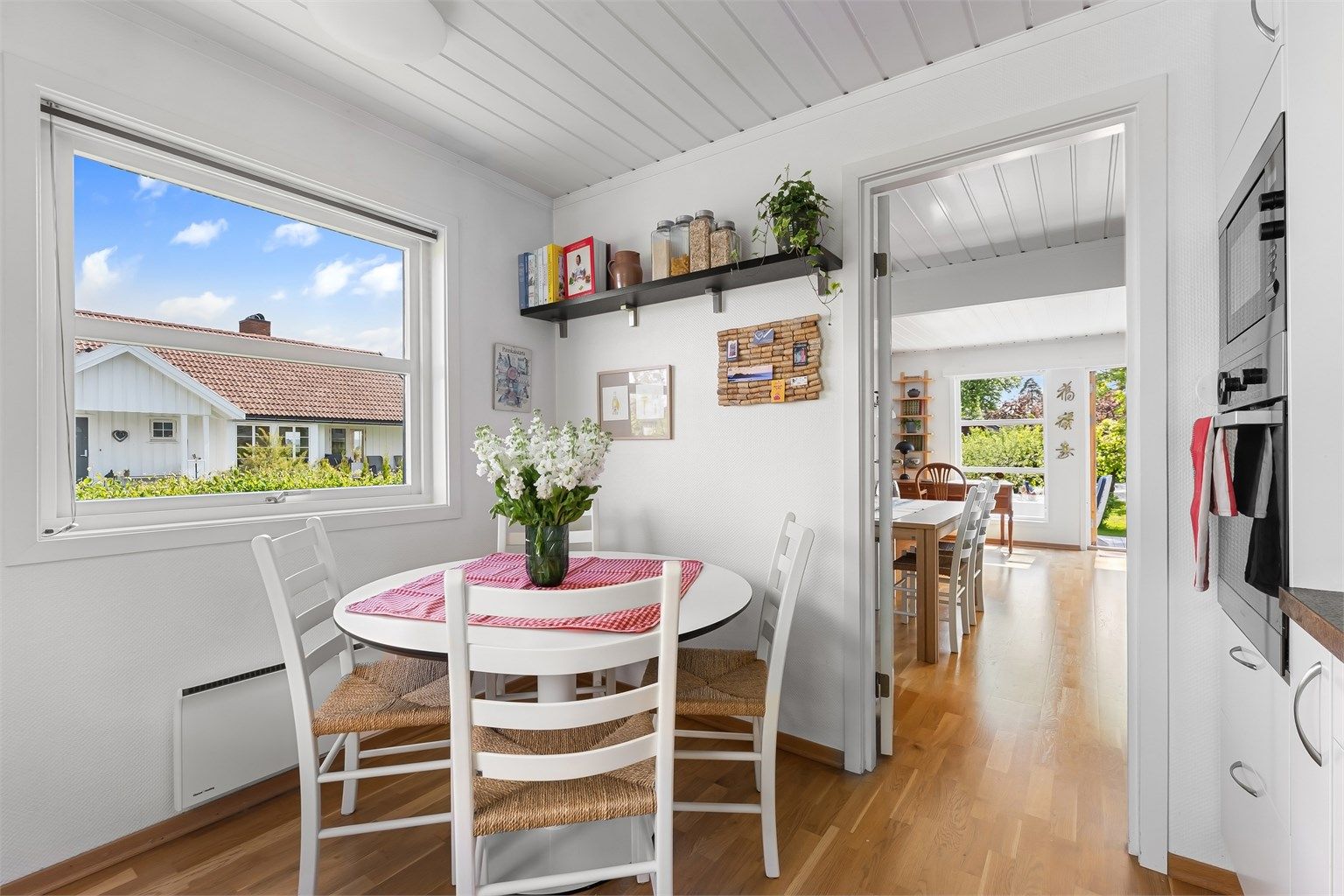 På kjøkkenet er det også rom for en hyggelig spiseplass for de raske måltidene.