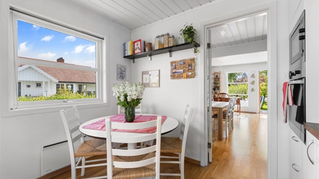 På kjøkkenet er det også rom for en hyggelig spiseplass for de raske måltidene.
