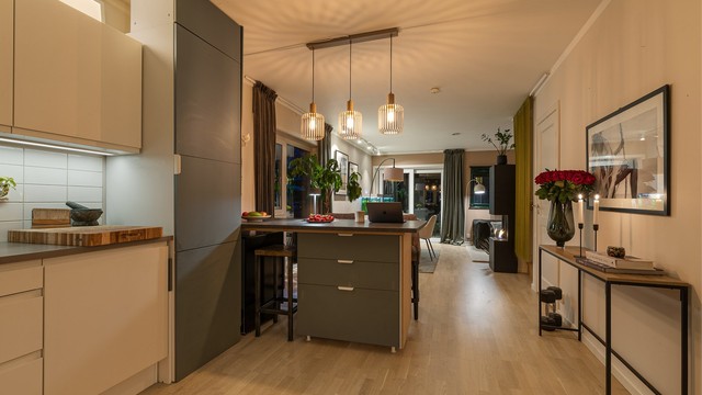 Kjøkkenet har åpen løsning mot stuen, og deles naturlig av med en pen kjøkkenøy.