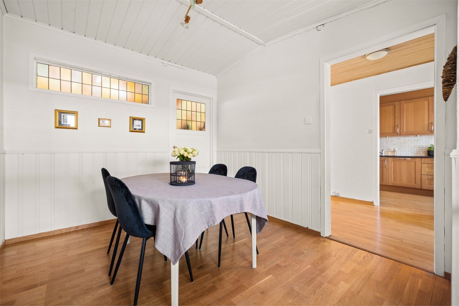 Fra spisestuen er det åpen tilgang til kjøkkenet, noe som skaper en fin flyt mellom sonene.