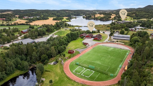 Ytre Enebakk barneskole og Mjær ungdomsskole ligger i nærheten. Ytre Enebakk har et godt ubygget gangveisystem, noe som gir trygge skoleveier til begge skolene