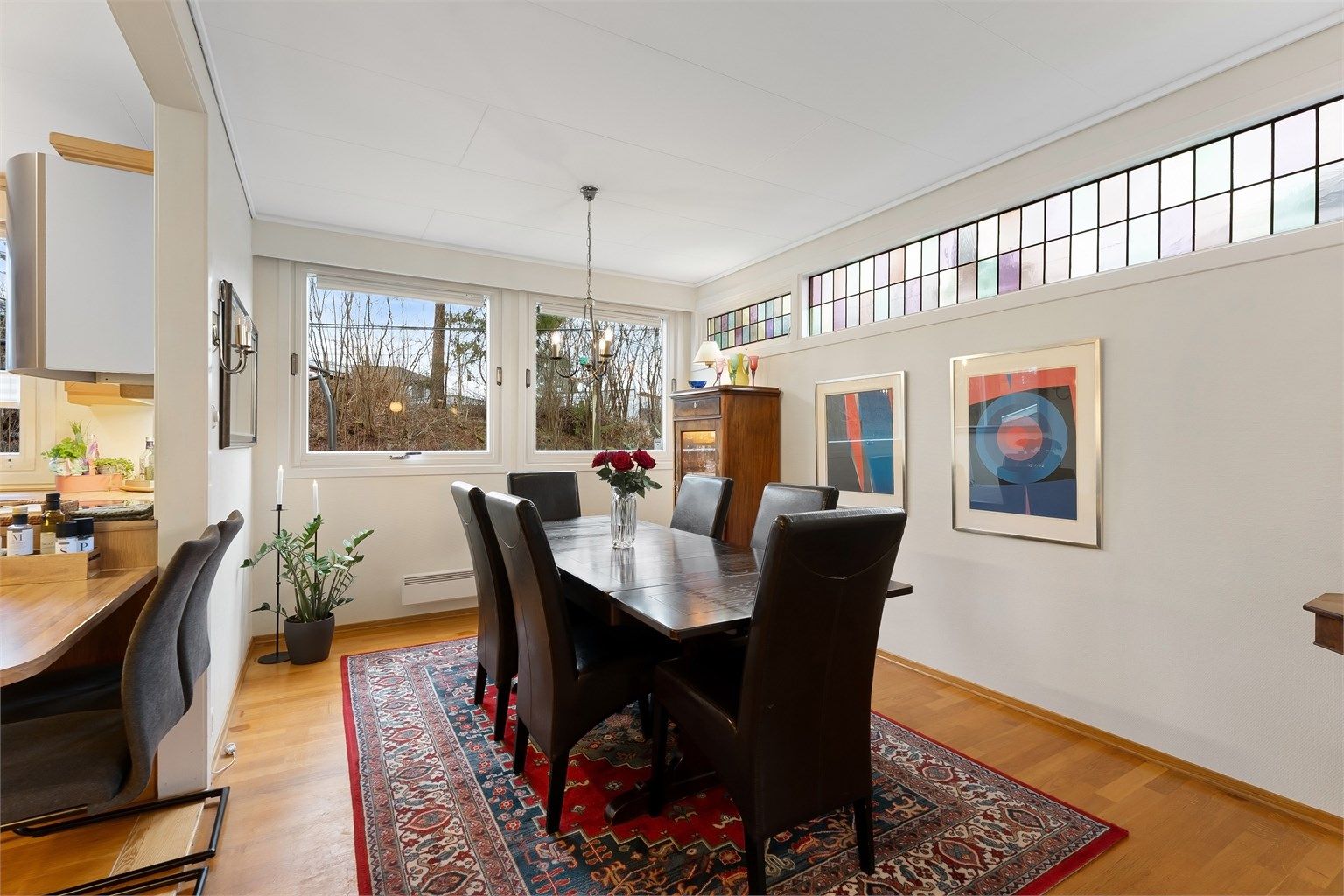 Spisestuen har plass til et stort spisebord for sammenkomster.