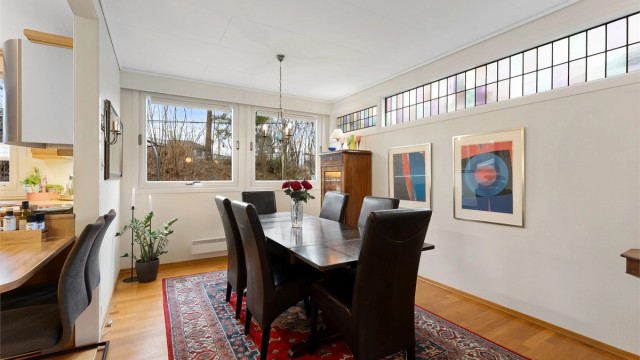 Spisestuen har plass til et stort spisebord for sammenkomster.