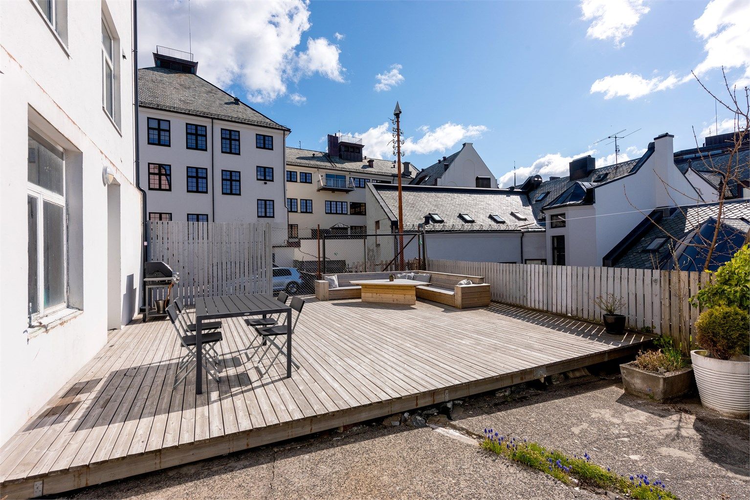 God plass til både sittegrupper og grill på fellesområdet.