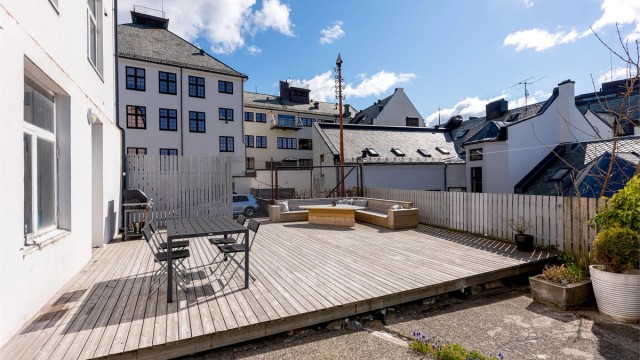 God plass til både sittegrupper og grill på fellesområdet.