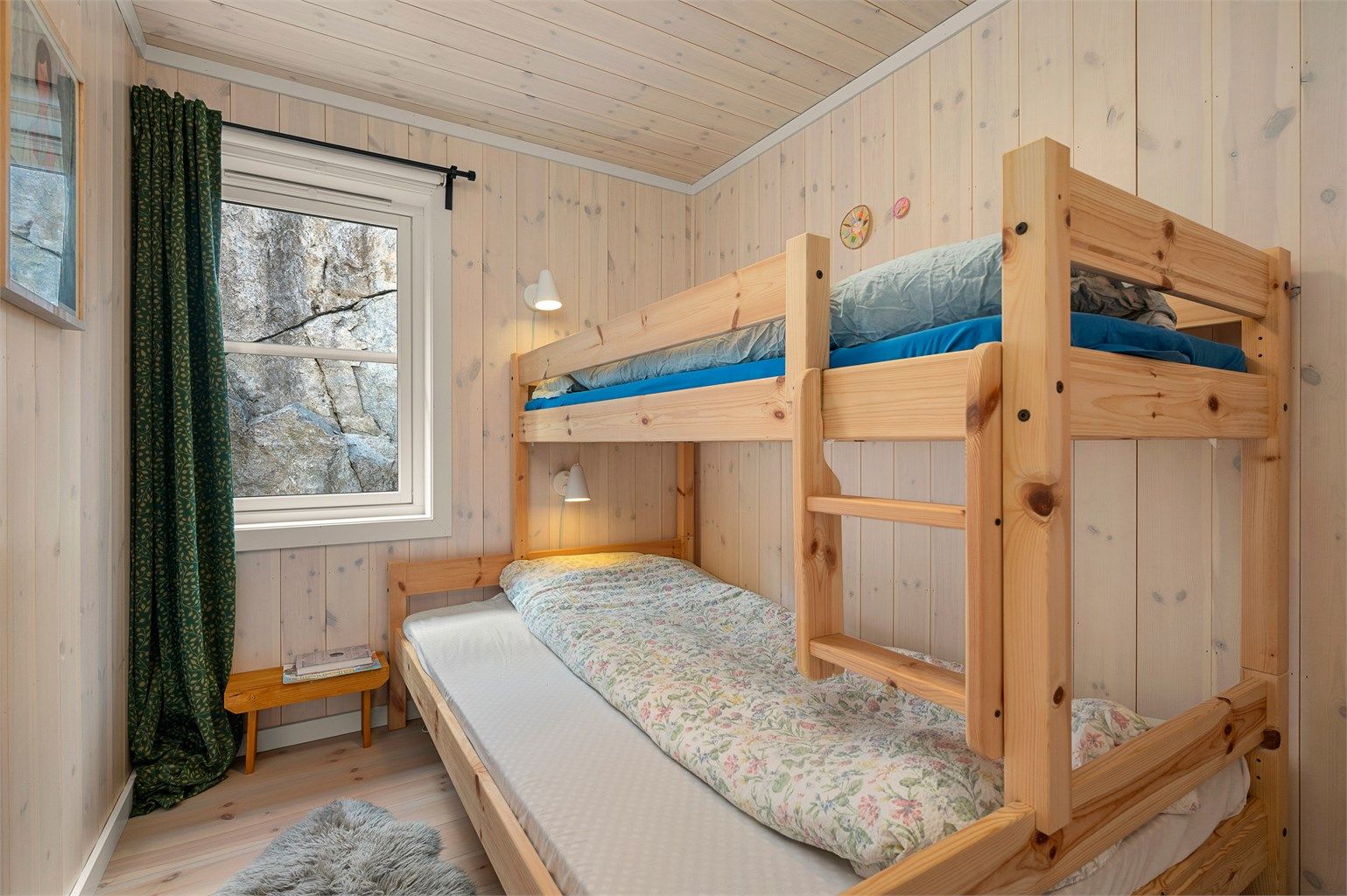 Praktisk soverom med køyeseng – ideelt for barn eller gjester, med effektiv utnyttelse av plassen.